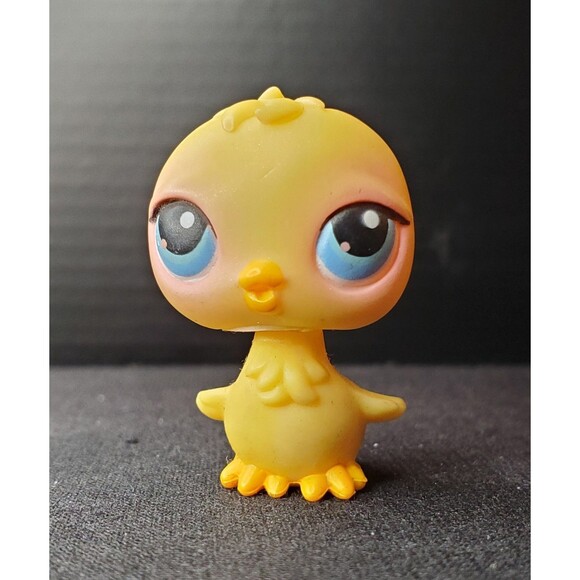LPS Littlest Pet Shop 2004 Yellow Chick #13 Blue Eyes Magnet - Picture 1 of 3